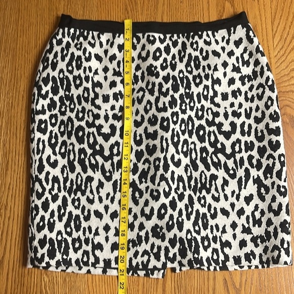 Ann Taylor pencil skirt Black white animal print Straight Mini Work Business 10 - Picture 7 of 8